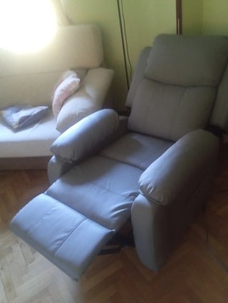 Sillón relax levanta personas gris