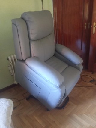 Sillón relax levanta personas gris