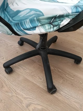 Silla de oficina con estampado tropical