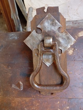 Antigua aldaba de puerta de hierro forjado