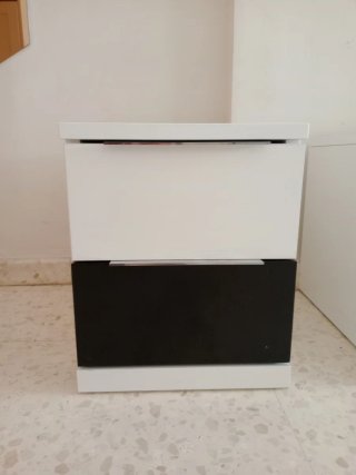 Comodini bianchi e neri