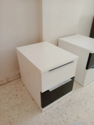 Comodini bianchi e neri