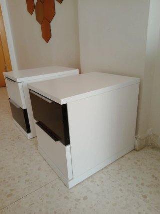 Comodini bianchi e neri