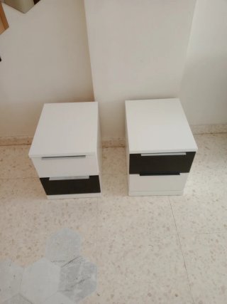 Comodini bianchi e neri