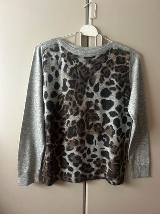 Jersey estampado leopardo gris.