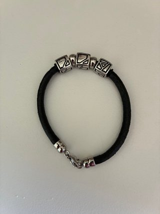 Pulsera de cuero con abalorios plateados