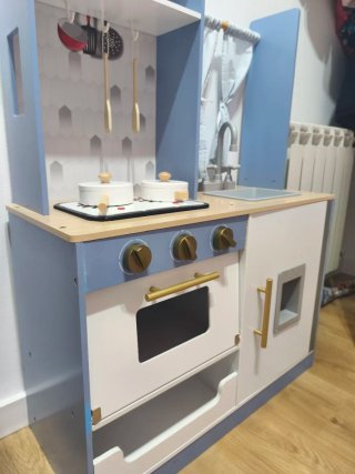 Cocinita de madera infantil cuidada