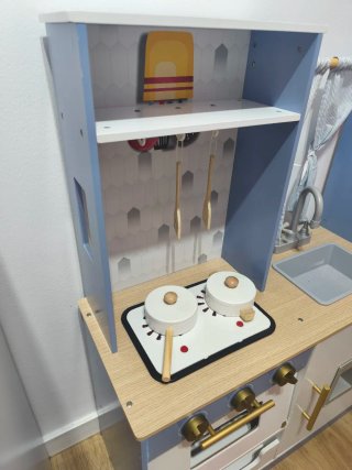 Cocinita de madera infantil cuidada
