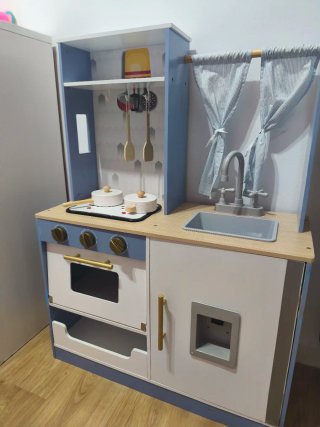 Cocinita de madera infantil cuidada