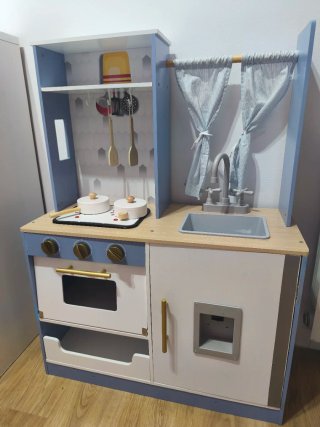 Cocinita de madera infantil cuidada