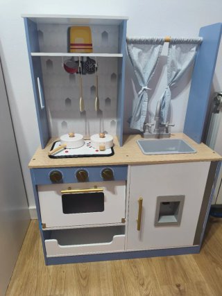 Cocinita de madera infantil cuidada