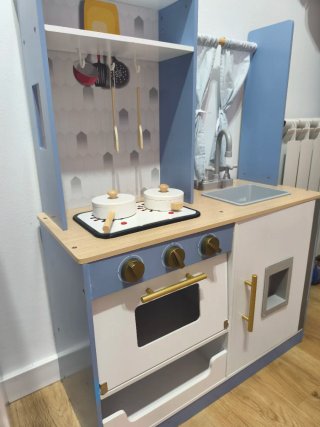 Cocinita de madera infantil cuidada