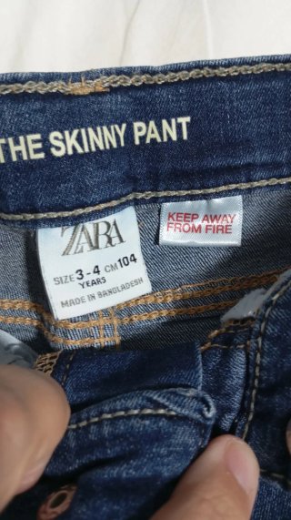 Gli pantaloni jeans blu per bambini