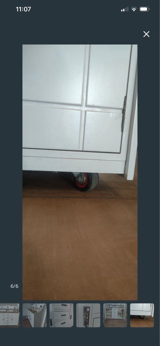 Aparador blanco de madera con cajones y ruedas