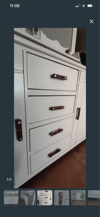 Aparador blanco de madera con cajones y ruedas