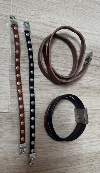 Lote 4 pulseras de cuero. Perfil solidario
