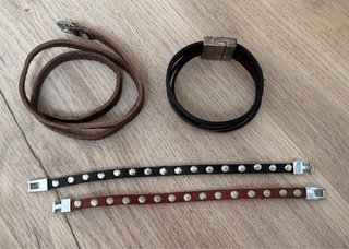 Lote 4 pulseras de cuero. Perfil solidario