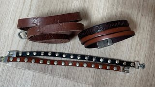 Lote 4 pulseras de cuero. Perfil solidario
