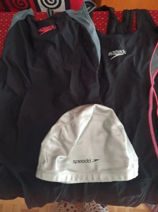 2 Bañadores mujer Speedo y gorro natación