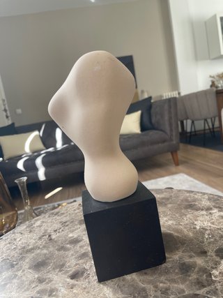 Escultura Beige y Negra Moderna