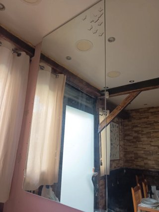 Espejo de pared decorado con mariposas