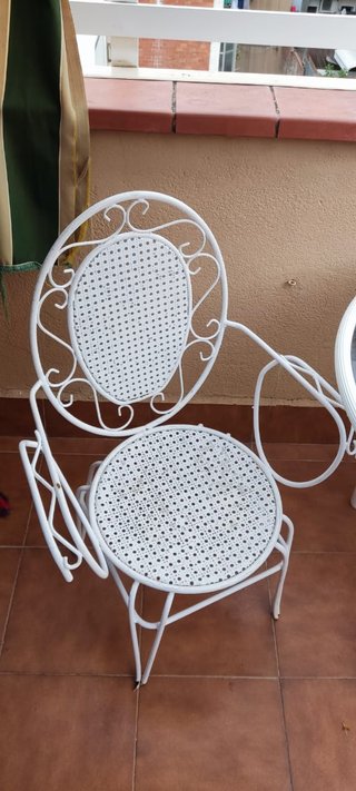 Mesa redonda jardín y 2 sillas blancas