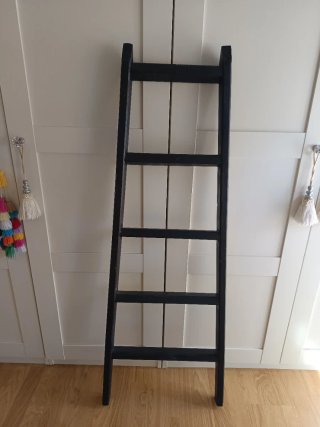 Escalera de madera oscura