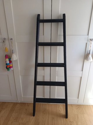 Escalera de madera oscura