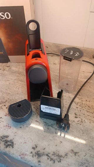 Cafetera Nespresso Essenza Mini Roja