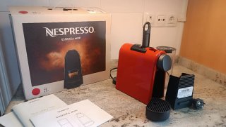 Cafetera Nespresso Essenza Mini Roja