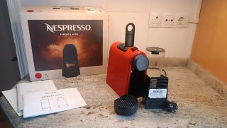 Cafetera Nespresso Essenza Mini Roja