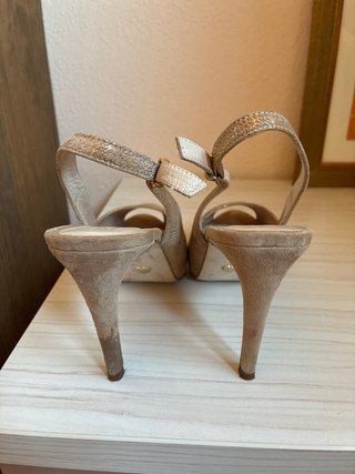 Zapatos fiesta destalonados
