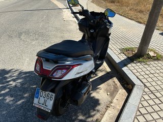 Kymco Superdink 125cc ABS Blanca y Negra