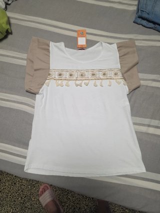 Camiseta blanca con detalles beige