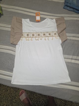 Camiseta blanca con detalles beige