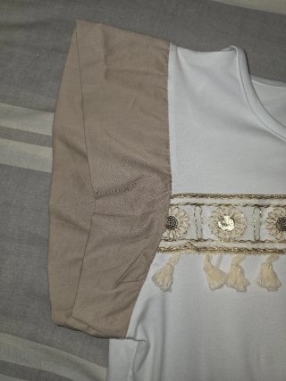 Camiseta blanca con detalles beige