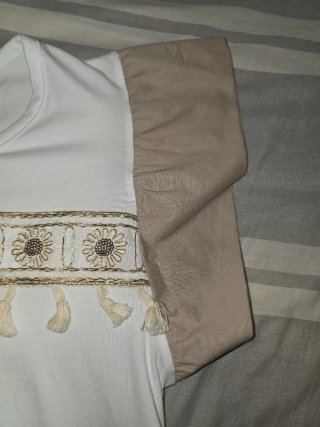 Camiseta blanca con detalles beige