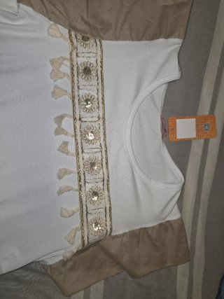 Camiseta blanca con detalles beige