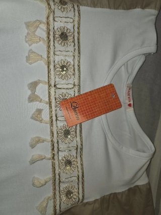 Camiseta blanca con detalles beige
