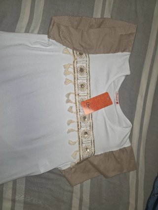 Camiseta blanca con detalles beige