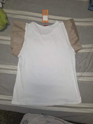 Camiseta blanca con detalles beige