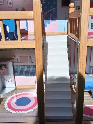 Casita de muñecas con muebles