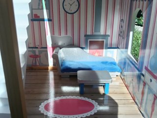 Casita de muñecas con muebles