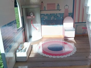 Casita de muñecas con muebles