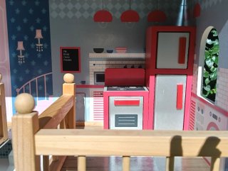Casita de muñecas con muebles