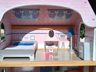 Casita de muñecas con muebles