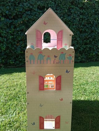 Casita de muñecas con muebles