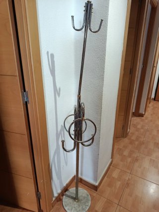 Perchero de pie, base de mármol.