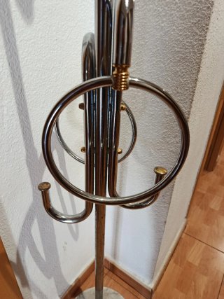 Perchero de pie, base de mármol.
