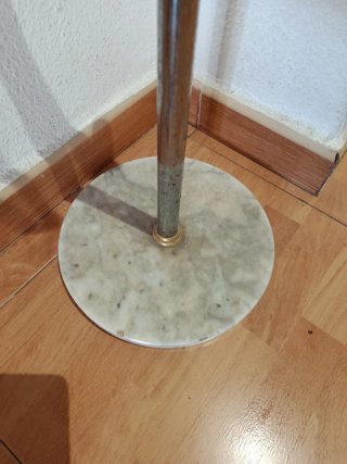 Perchero de pie, base de mármol.